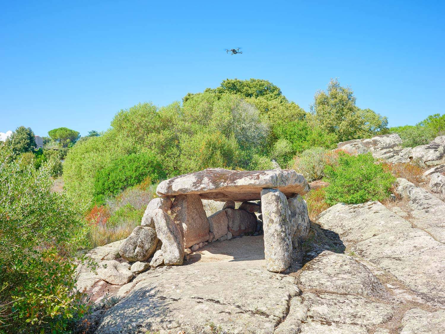 Nuoro, le grand photographe Olivo Barbieri fait découvrir les menhirs et les dolmens de Sardaigne à l'homme.