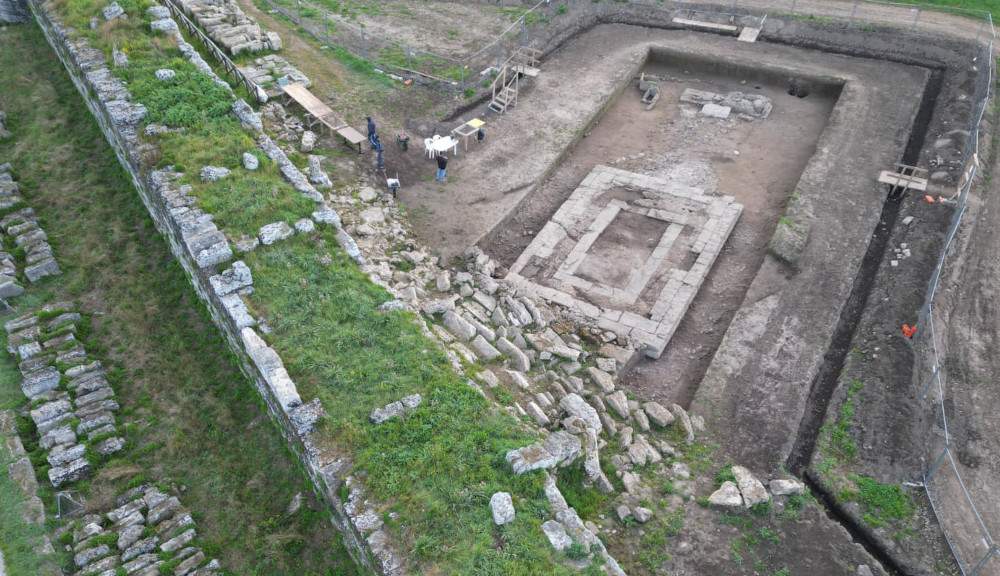 Paestum révèle de nouvelles découvertes : des centaines d'offrandes votives, de statues et d'autels découverts dans le temple dorique