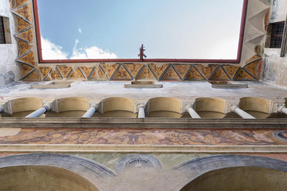 Teglio, restaurata parete est di Palazzo Besta  