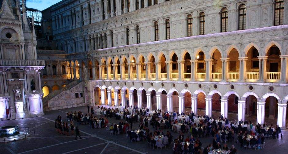 Venice, Doge's Palace armored: tonight and tomorrow is Bulgari's VIP dinner