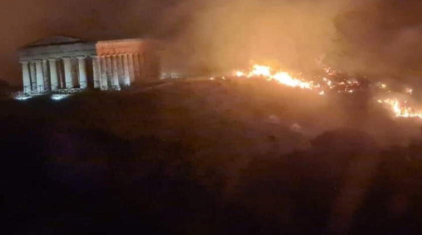 Incendie massif pendant la nuit dans le parc archéologique de Segesta : dégâts enregistrés 