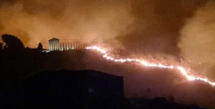 Flammen im archäologischen Park von Segesta