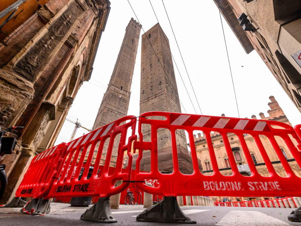 Bologne, alerte jaune pour la tour Garisenda. Début des travaux de sécurité