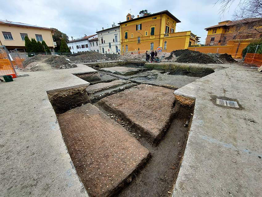 Pise, vestiges d'une domus romaine découverts près de la Tour