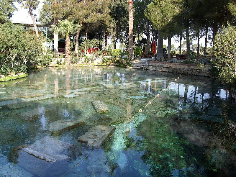 Kleopatras Becken in HierapolisPamukkale Baden in antiken Thermen