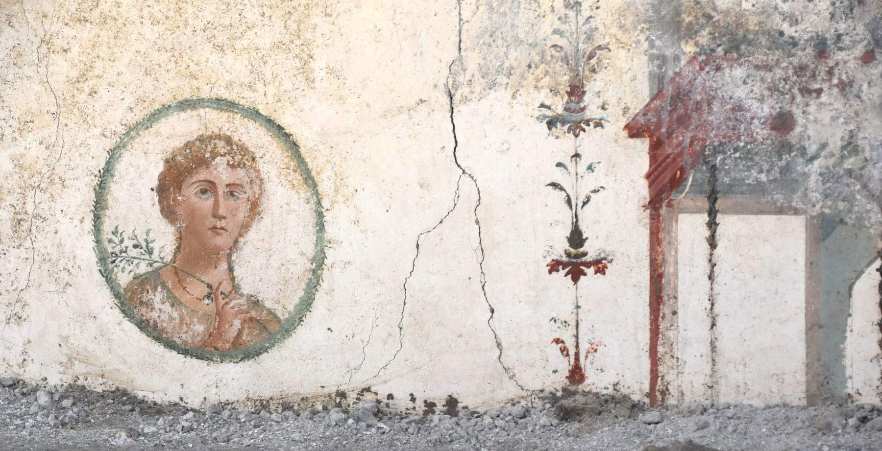 Nuevo descubrimiento en Pompeya: hallados cuatro tondi con elegantes retratos femeninos