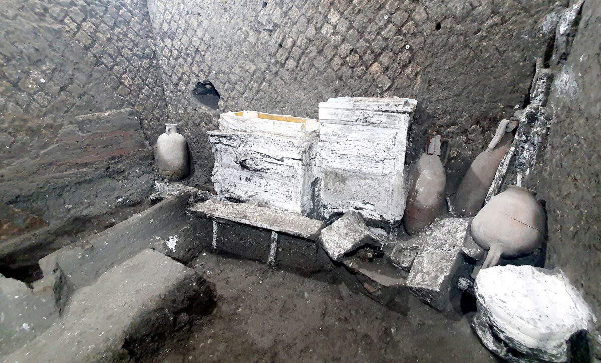 Major discovery in Pompeii: slave room found