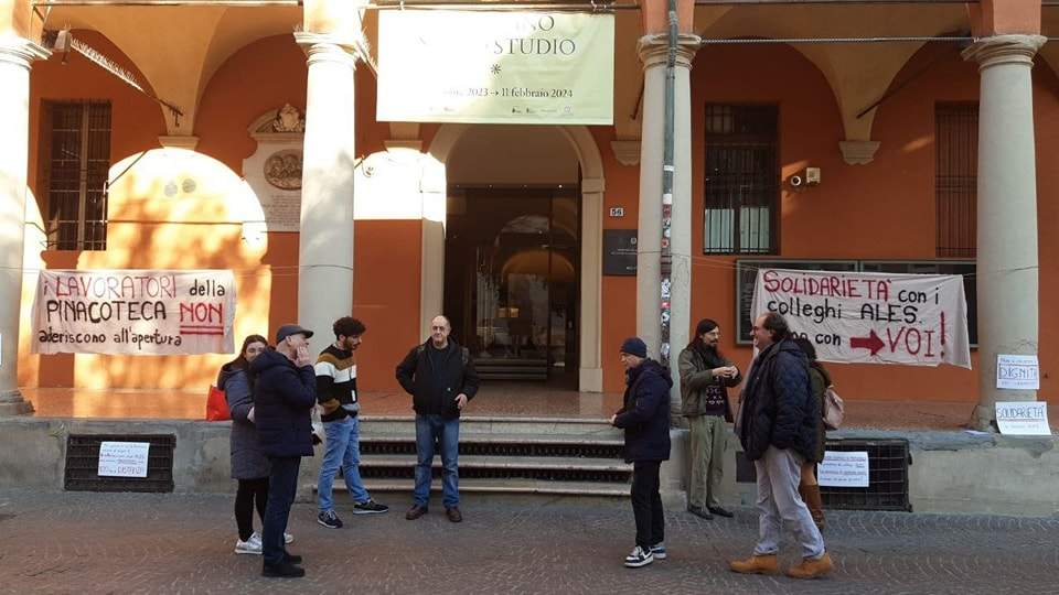 Bologna, a Natale i lavoratori della Pinacoteca Nazionale hanno protestato davanti al museo