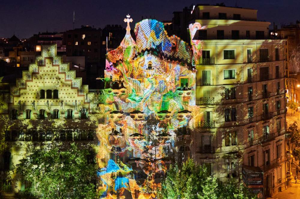 Un artista digitale ha creato uno speciale videomapping per la facciata di Casa Batlló