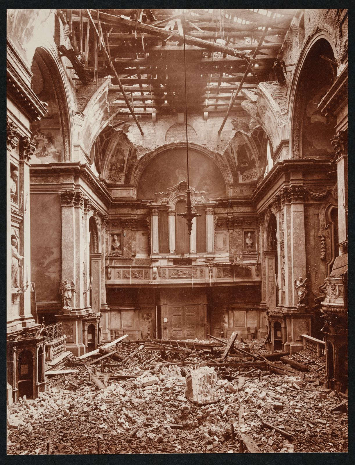Chiesa degli Scalzi in Venedig nach der Bombardierung im Zweiten Weltkrieg Chiesa degli Scalzi in Venedig nach der Bombardierung im Zweiten Weltkrieg