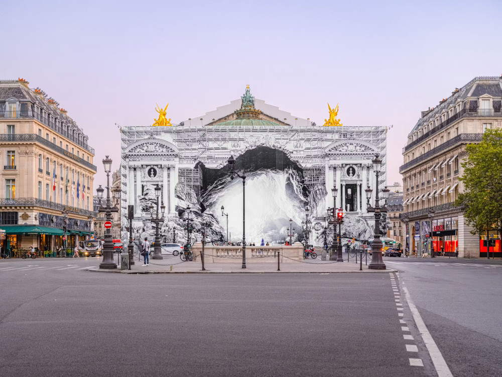 JR trasforma la facciata dell'Opéra di Parigi nell'ingresso di una caverna