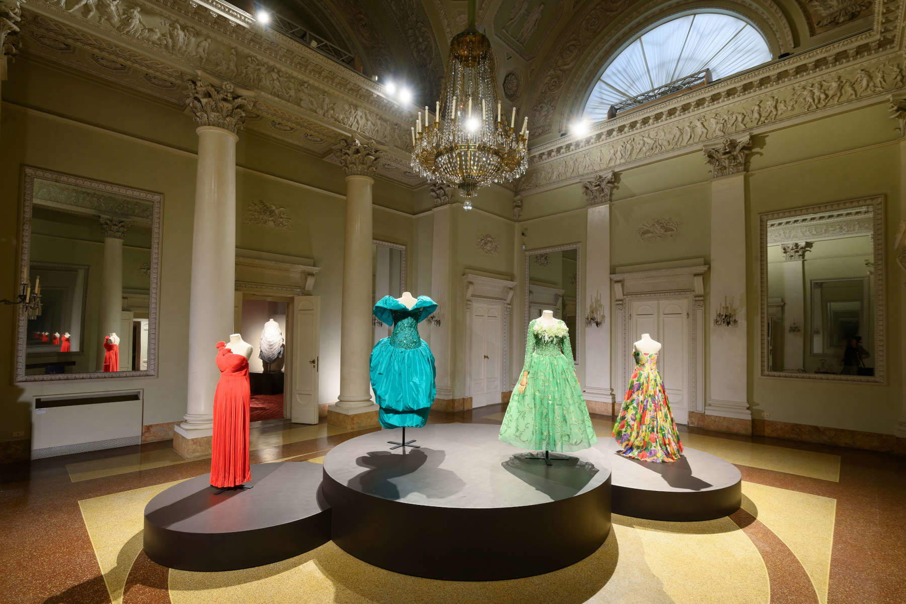 At the Pitti Palace after 3 years, the Fashion Museum reopens. And Schmidt appeals to influencers