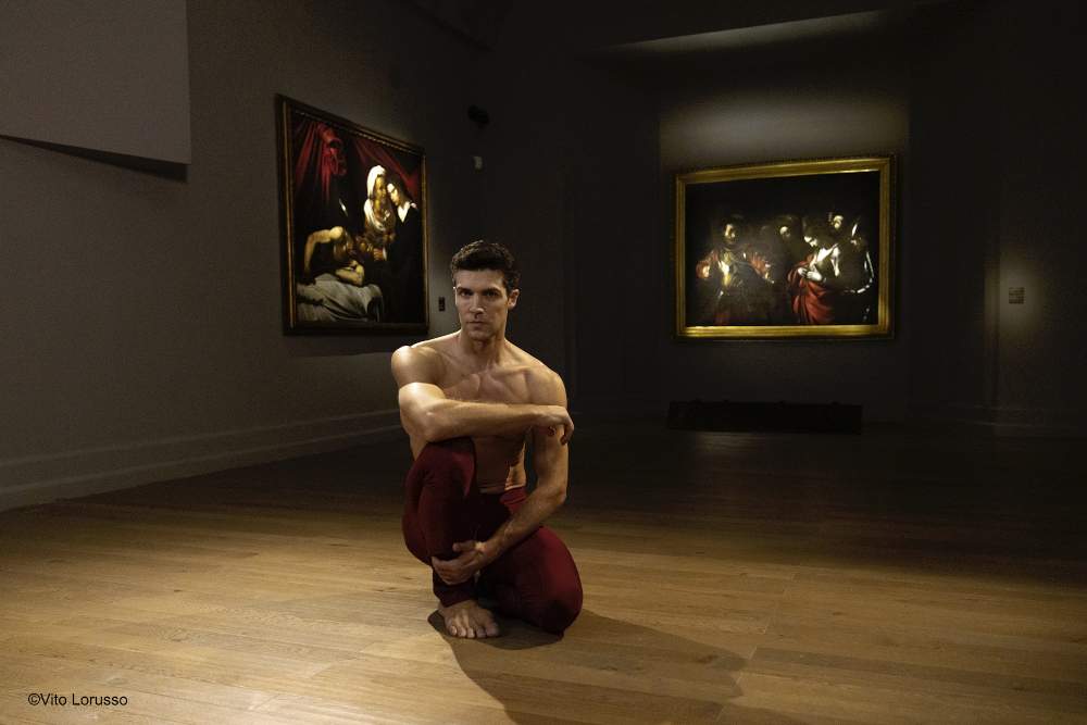 Roberto Bolle danza tra i capolavori delle Gallerie d'Italia, ed è emozione davanti a Caravaggio 