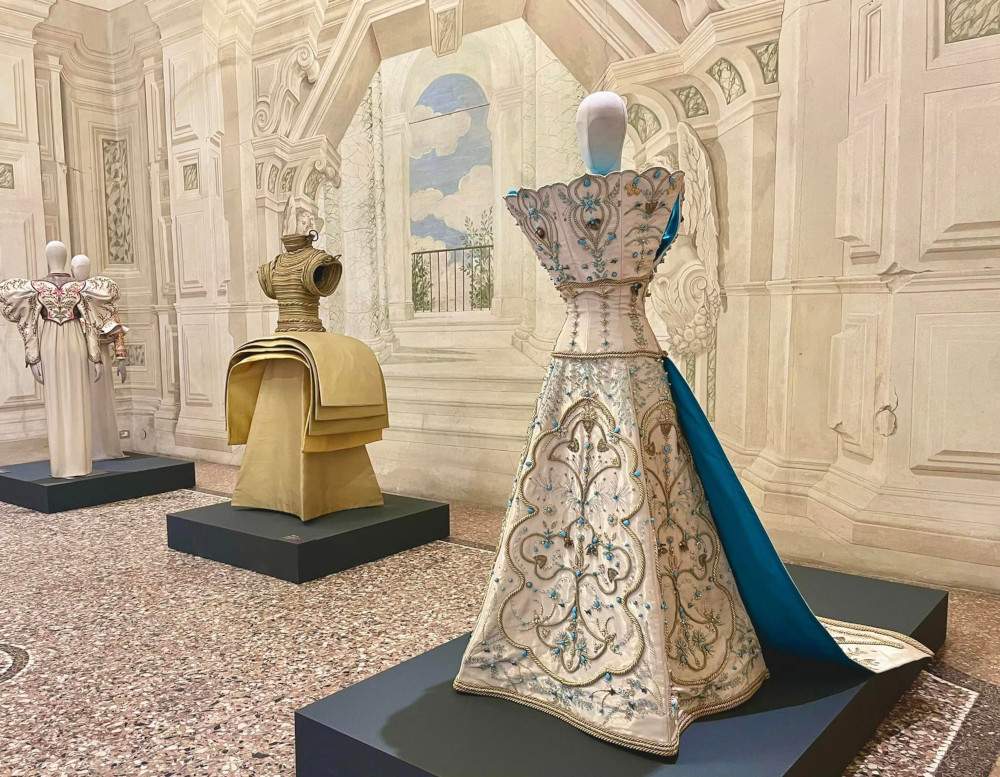 À la Villa Manin, les somptueuses robes de Capucci dialoguent avec des perspectives illusionnistes.