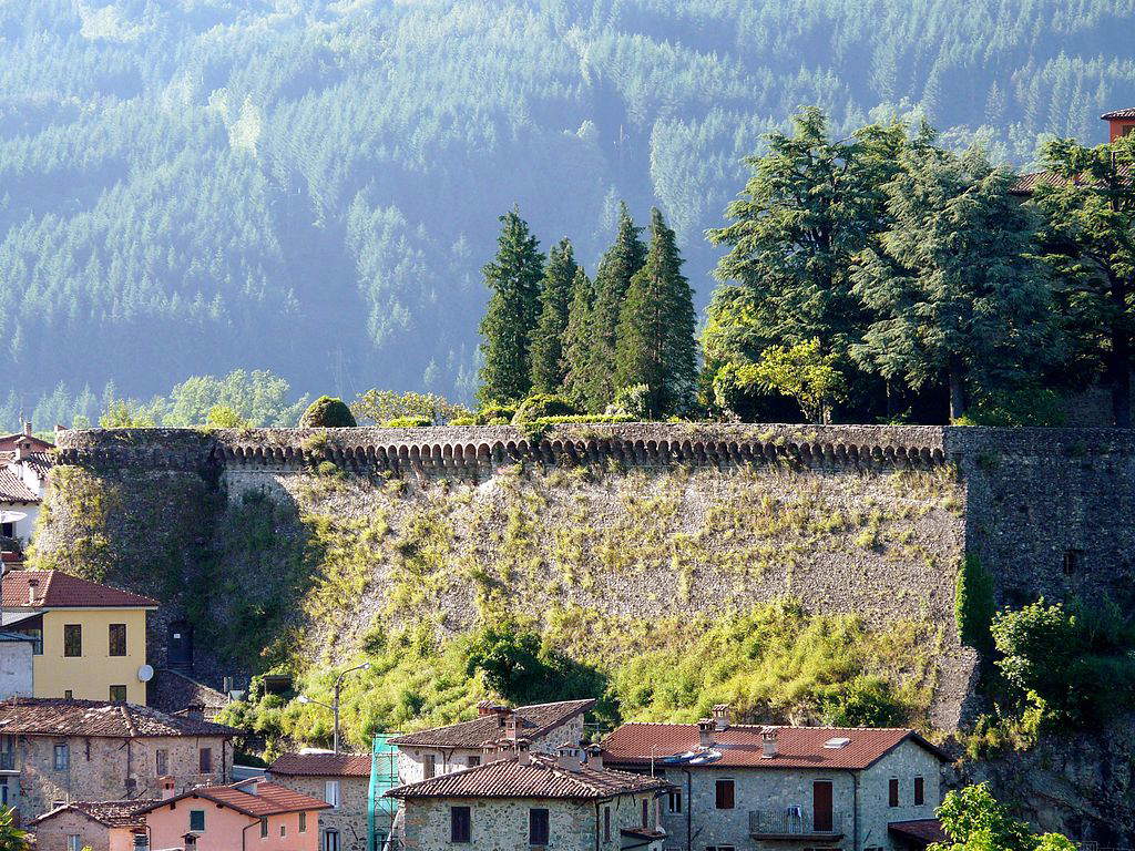 Le rocher de Camporgiano Le rocher de Camporgiano