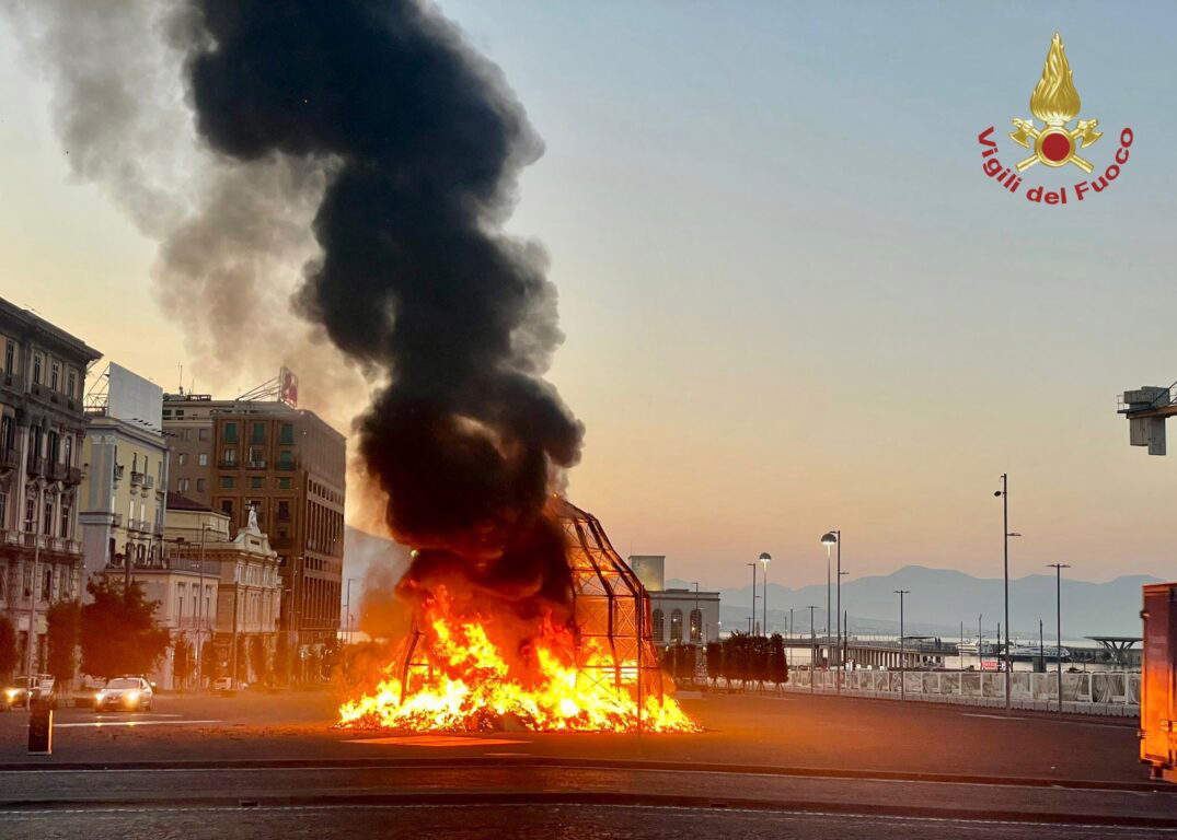 Incendio della Venere degli stracci a Napoli, fermato un 32enne del posto