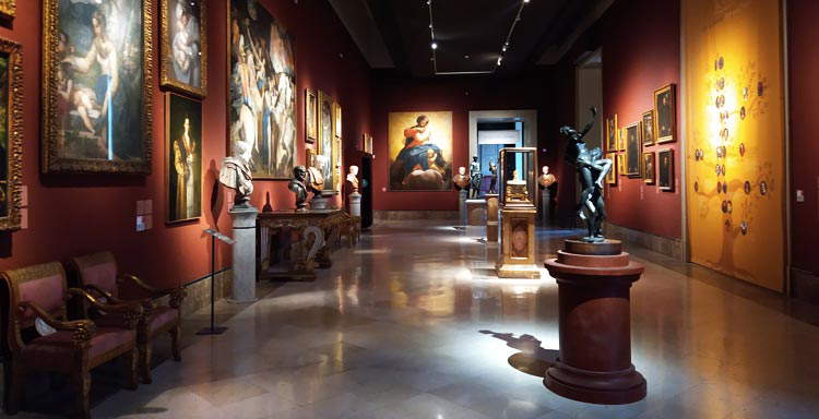 Mentre i capolavori di Capodimonte sono al Louvre, a Napoli disagi al museo (a prezzo pieno)