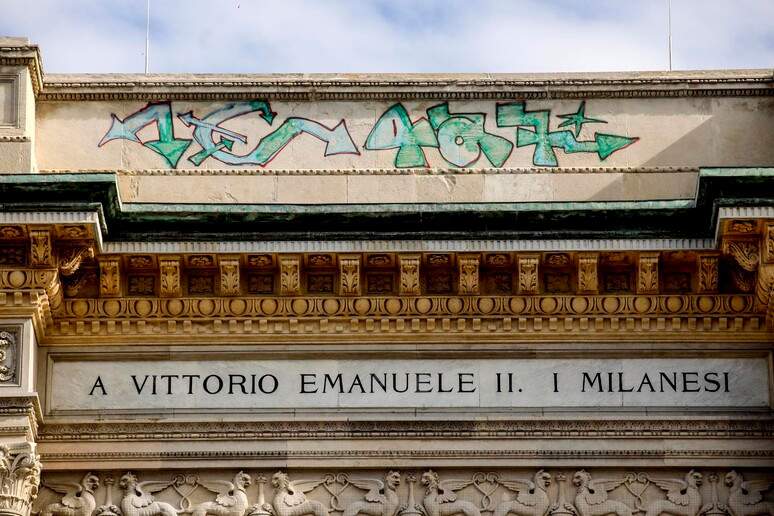 Milano, writers hanno imbrattato il frontone della Galleria Vittorio Emanuele II
