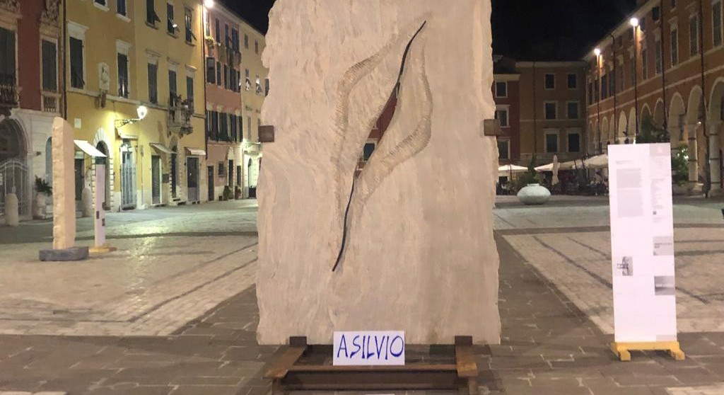 Carrara, Silvio homenajeado con una vagina gigante de granito