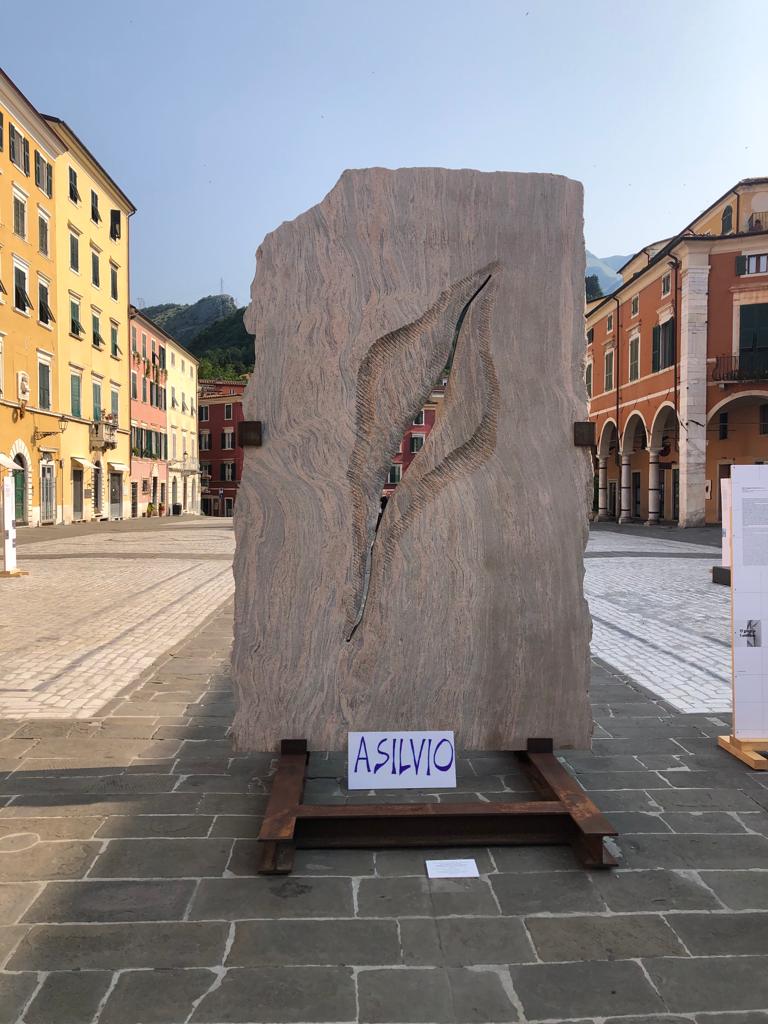 Silvio honoré par un vagin géant