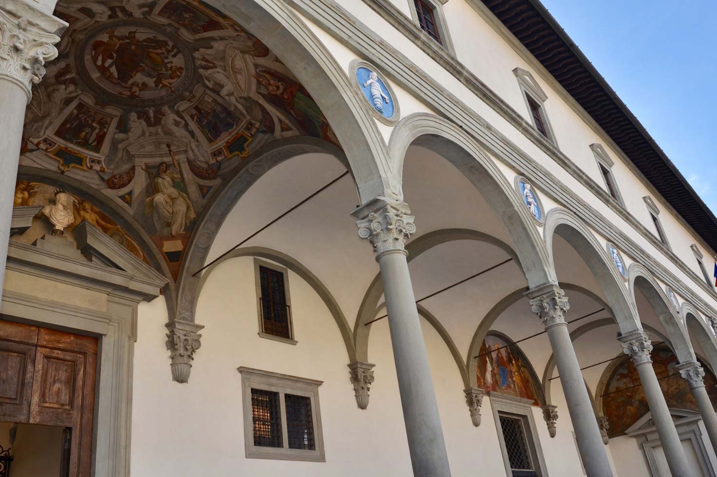 Las bóvedas de crucería del pórtico de Brunelleschi Las bóvedas de crucería del pórtico de Brunelleschi