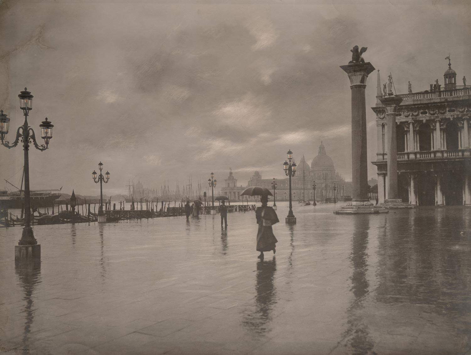 Stabilimento Giacomo Brogi, Piazzetta di San Marco con effetto di pioggia (Venecia, hacia 1910; impresión en gelatina de plata con sal sobre papel; Florencia, Archivo Alinari) Stabilimento Giacomo Brogi, Piazzetta di San Marco con effetto di pioggia (Venecia, hacia 1910; impresión en gelatina de plata con sal sobre papel; Florencia, Archivo Alinari)