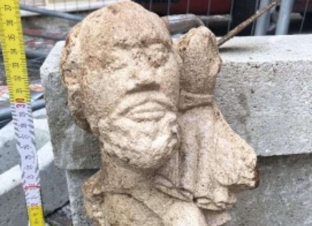 L'Aquila, statue trouvée, probablement un saint Christophe. L'origine reste à découvrir