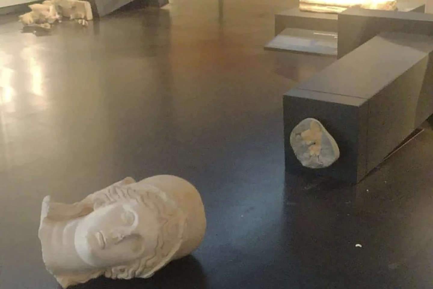 Gerusalemme, turista distrugge due statue al Museo d'Israele. “Contrarie alla mia religione”
