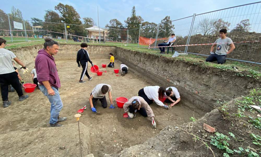 À Ferrare, les étudiants prennent la direction des fouilles de l'ancien délice d'Este. La deuxième phase démarre en septembre