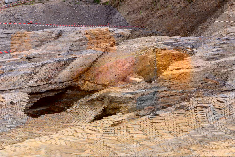 Mur de la cavea orné de fresques