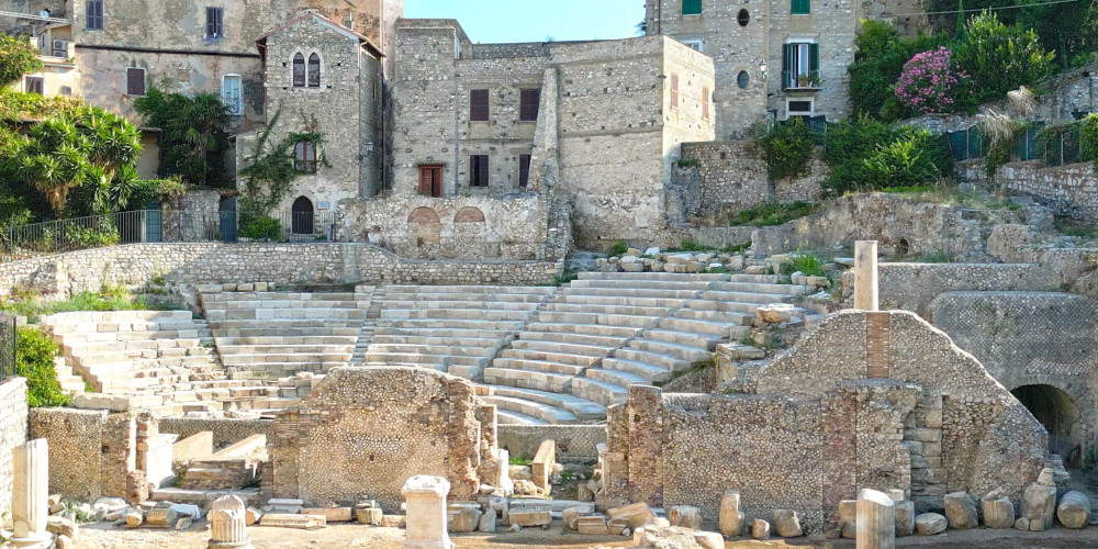 Le théâtre romain de Terracina a été restitué à la ville. Portrait de Jules César retrouvé à l'intérieur 