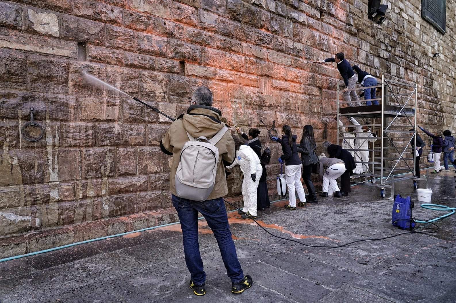 The paint used to daub Palazzo Vecchio? Dangerous to historic stones