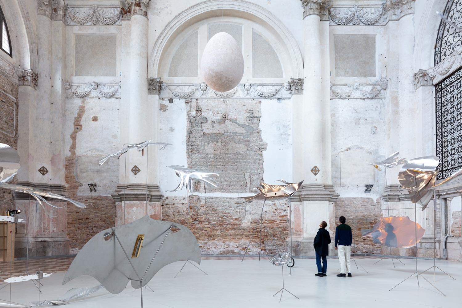 Venise, 3 artistes remplissent une ancienne église d'installations oniriques sur le changement climatique