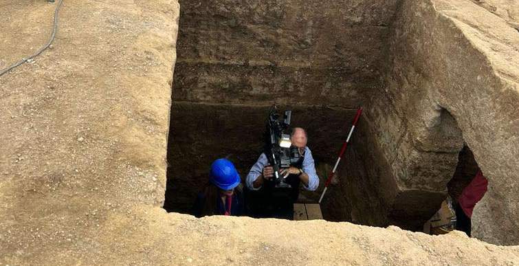 Vulci, archaeologists open an untouched Etruscan tomb: here's what they found there