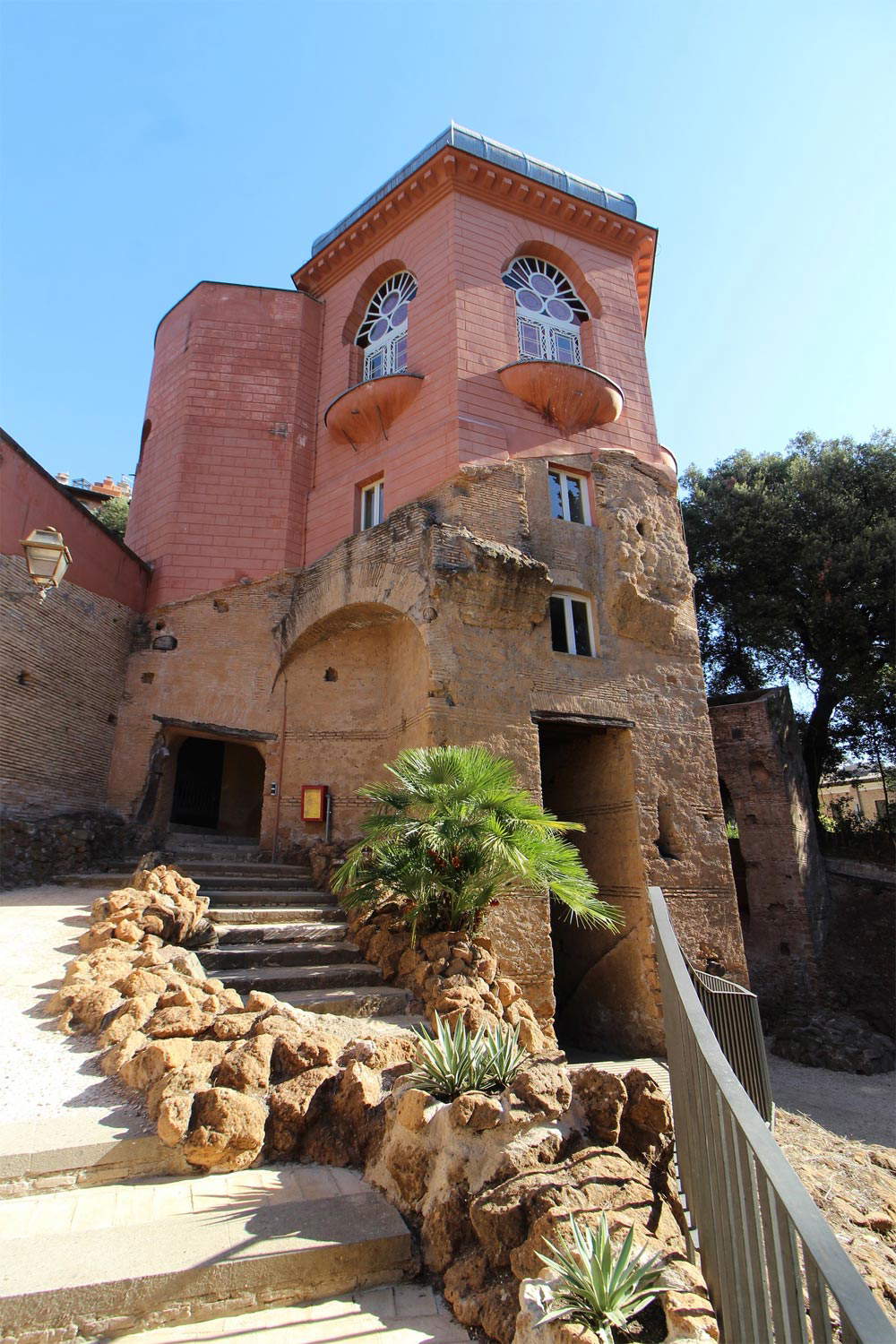 La Torre Moresca di Villa Torlonia La Torre Moresca di Villa Torlonia