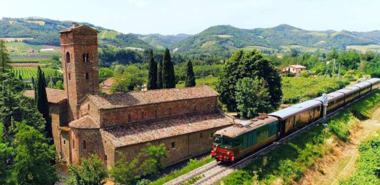 Le Train de Dante est de retour. De Florence à Ravenne en une journée à bord d'un train historique.