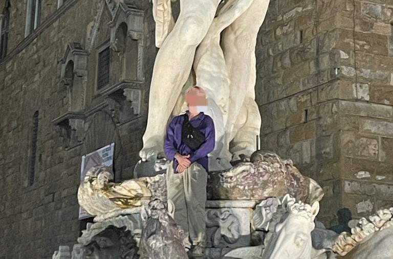 Florence, tourist climbs the Neptune fountain and damages the statue. Damage of 5 thousand euros