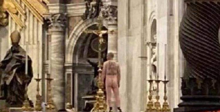 Rome, un homme se déshabille à l'intérieur de la basilique Saint-Pierre