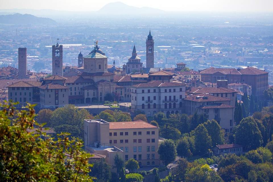 Bergamo, pensioner explains monuments: fined for abusive practice of guiding profession