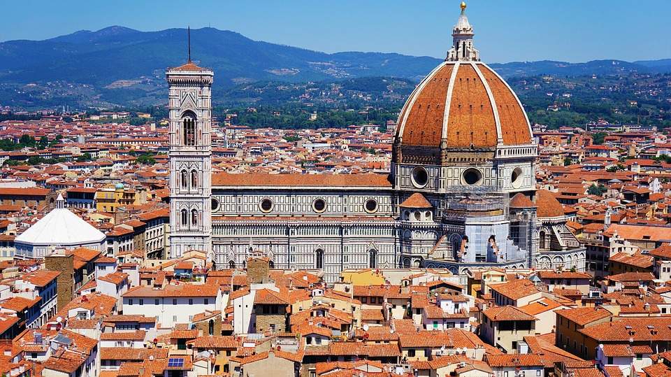 Florence, chaises et tables extérieures uniquement en dehors de la zone Unesco pour l'été 2023.