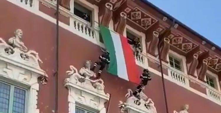 Massa, calpestano delicati stucchi settecenteschi di Palazzo Ducale per stendere la bandiera