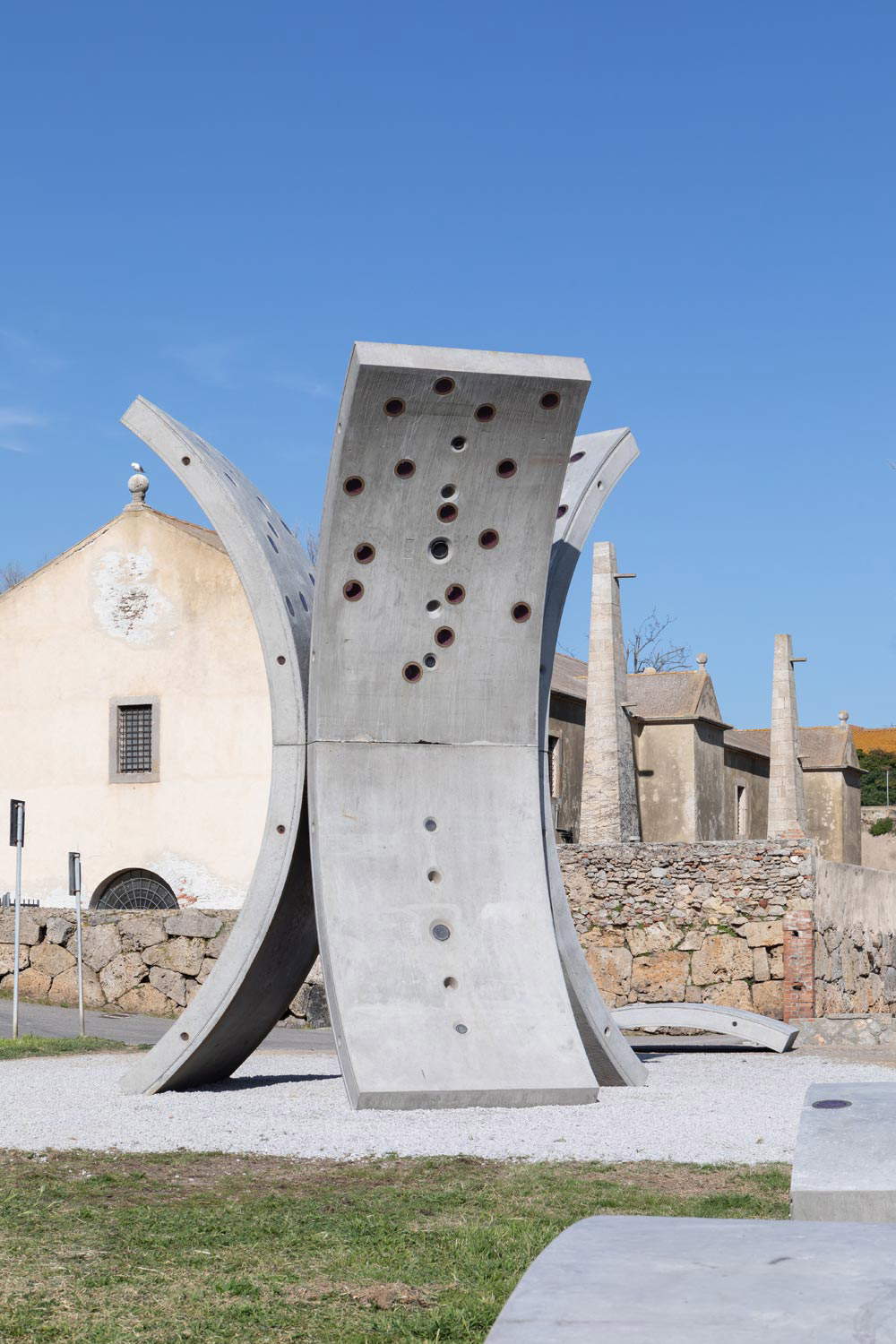 Virginia Overton, Tulpe (2022). Foto: Daniele Molajoli. Mit freundlicher Genehmigung der Künstlerin und Hypermaremma