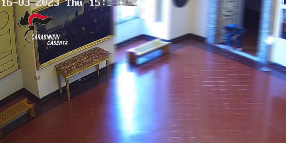 Royal Palace of Caserta, visitor steals floor tile. Framed by cameras, denounced 