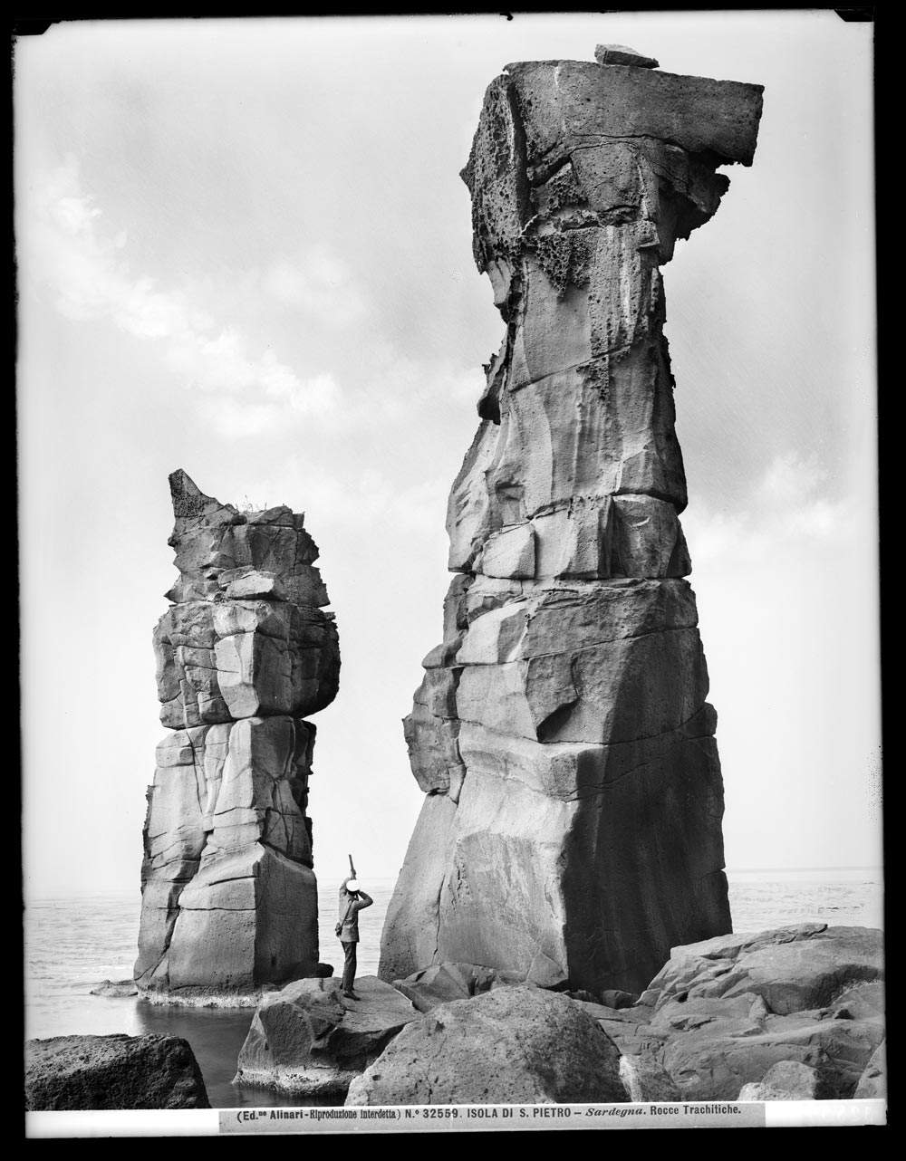 Vittorio Alinari, Isola di S. Pietro - Cerdeña. Rocce Trachitiche (Isola di San Pietro, 26 de mayo-12 de junio de 1913; impresión moderna en sales de plata sobre papel negativo de gelatina de sales de plata sobre vidrio; Florencia, Archivo Alinari) Vittorio Alinari, Isola di S. Pietro - Cerdeña. Rocce Trachitiche (Isola di San Pietro, 26 de mayo-12 de junio de 1913; impresión moderna en sales de plata sobre papel negativo de gelatina de sales de plata sobre vidrio; Florencia, Archivo Alinari)