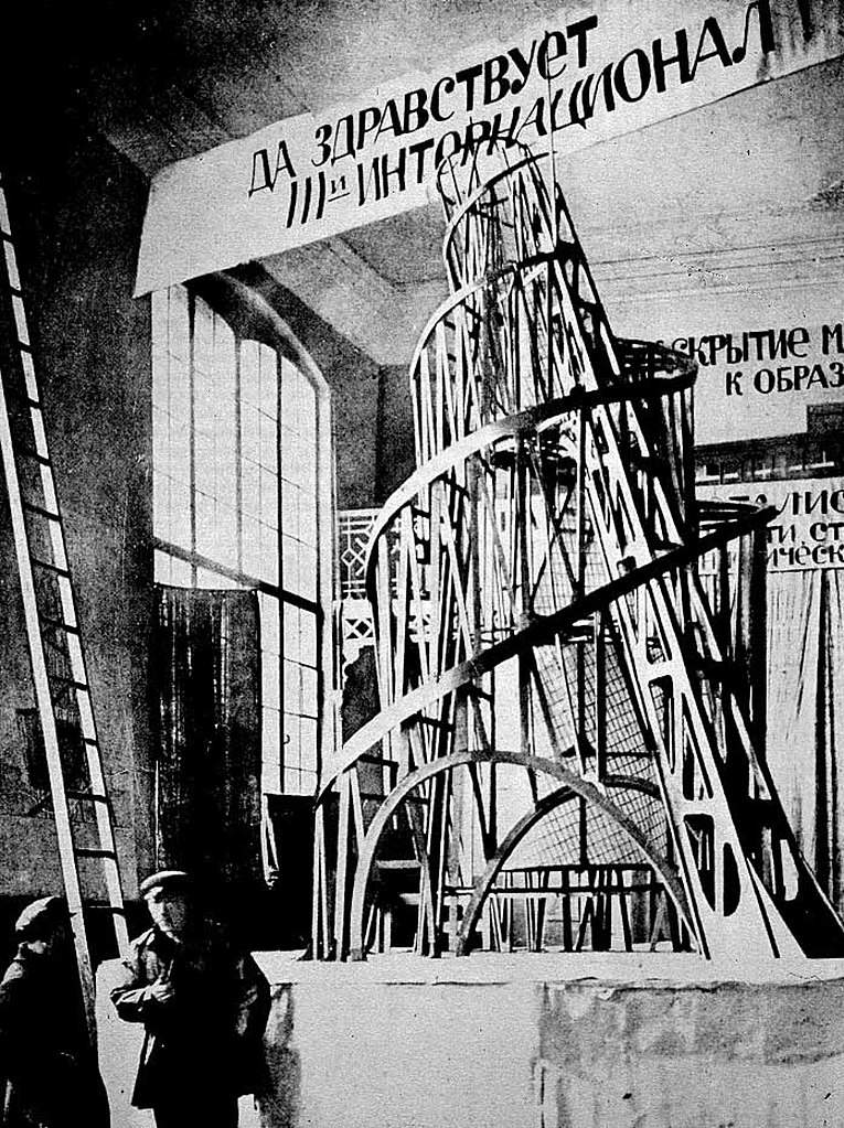 Vladimir Tatlin mit einem Modell für das Denkmal der Dritten Internationale Vladimir Tatlin mit einem Modell für das Denkmal der Dritten Internationale