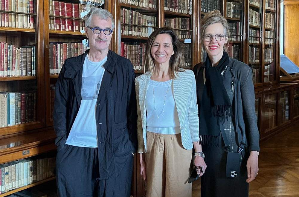 Wim Wenders fait une visite surprise à l'exposition des dessins de Léonard de Vinci à la Bibliothèque royale de Turin. 