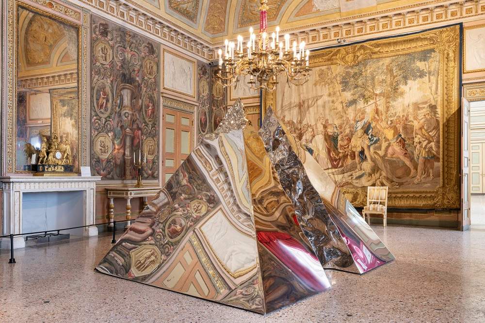 Milan, Palazzo Reale welcomes reflective installations by Helidon Xhixha