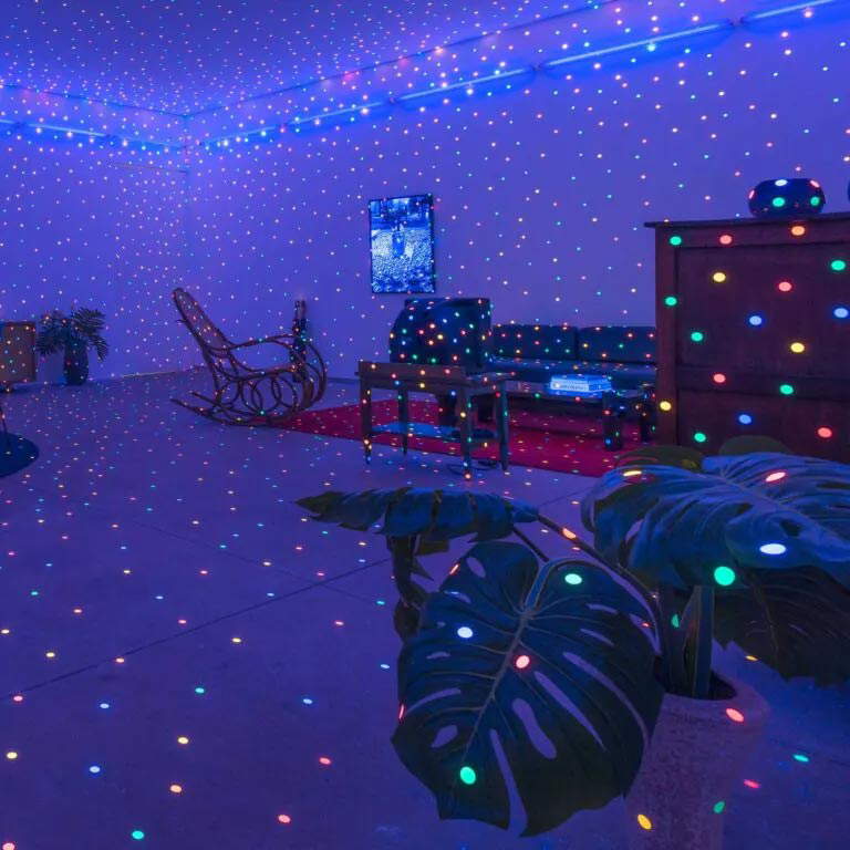 Yayoi Kusama, Ich bin hier, aber nichts (2000) Yayoi Kusama, Ich bin hier, aber nichts (2000)