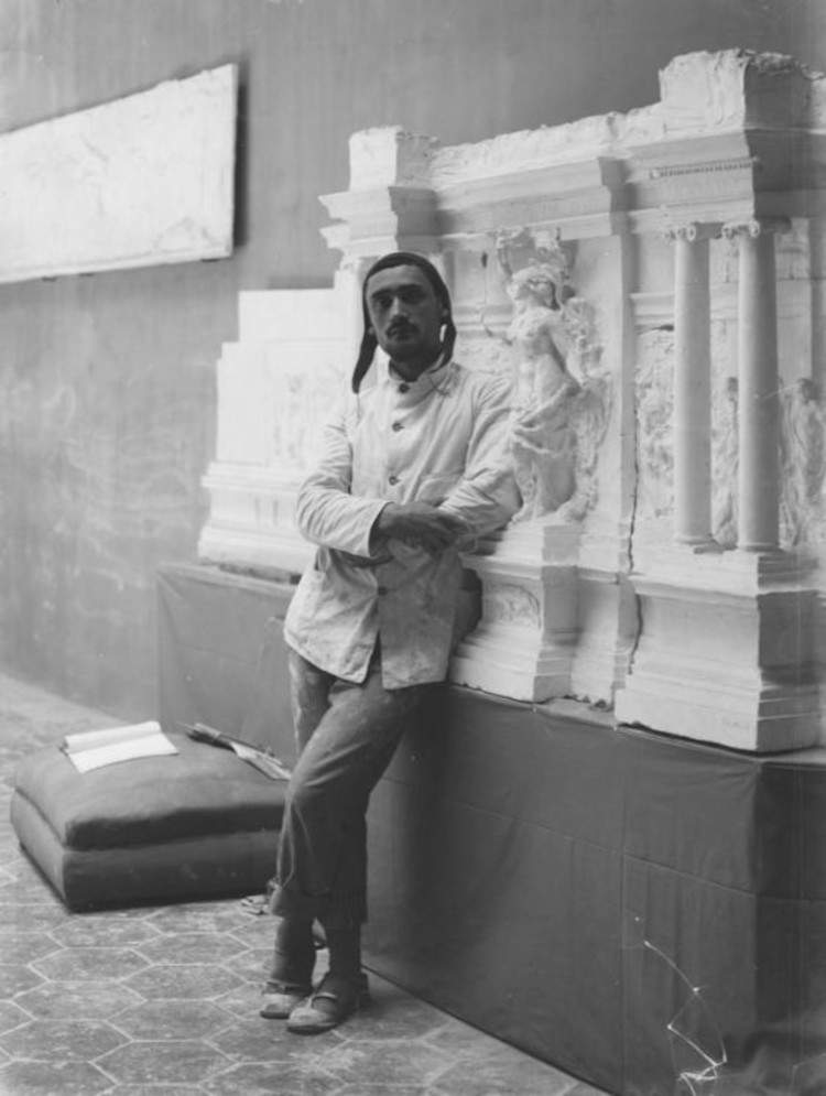 Sculptor Angelo Zanelli posing with an early plaster model of the Goddess Rome for the Altar of the Fatherland, in a photograph by Mario Nunes Vais &copy; MiC, VIVE - Vittoriano and Palazzo Venezia