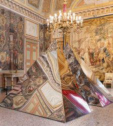 Milano, Palazzo Reale accoglie le installazioni riflettenti di Helidon Xhixha